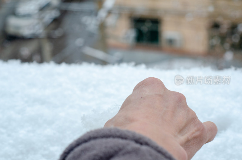 手去摸窗外的雪