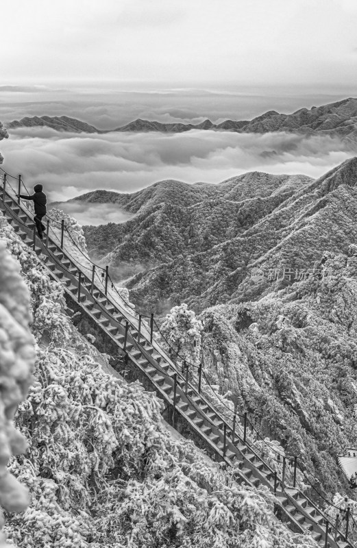 寒冷冬季大雪游客登山旅游