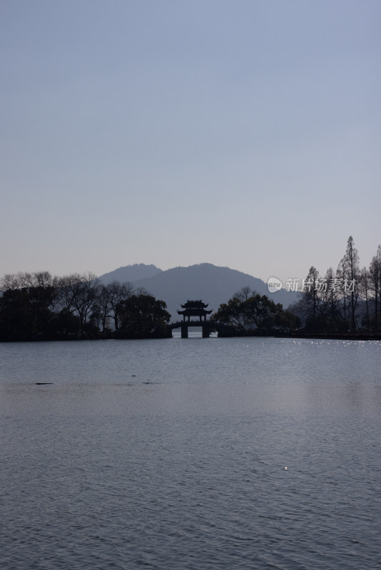 中国杭州西湖湖光山色和亭台楼阁