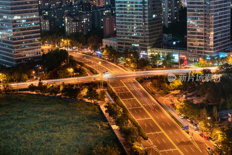 北京城市夜景中灯火通明的道路交汇口