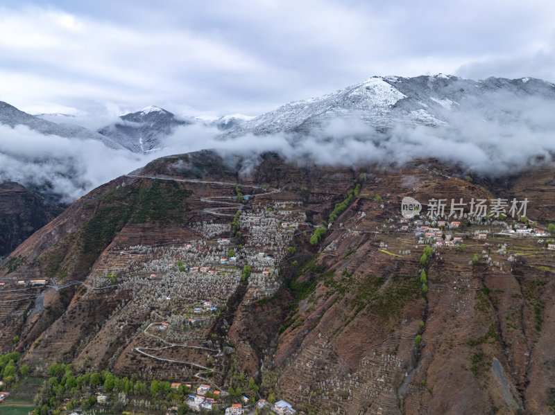 四川阿坝州金川梨花藏寨雪山高空航拍