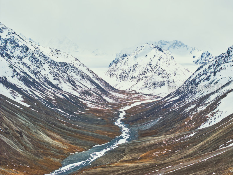 航拍雪山峡谷