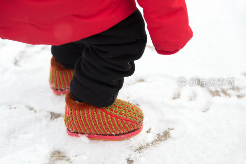 雪地里踩雪的脚