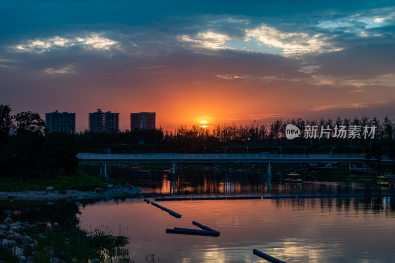 日落中的城市风光