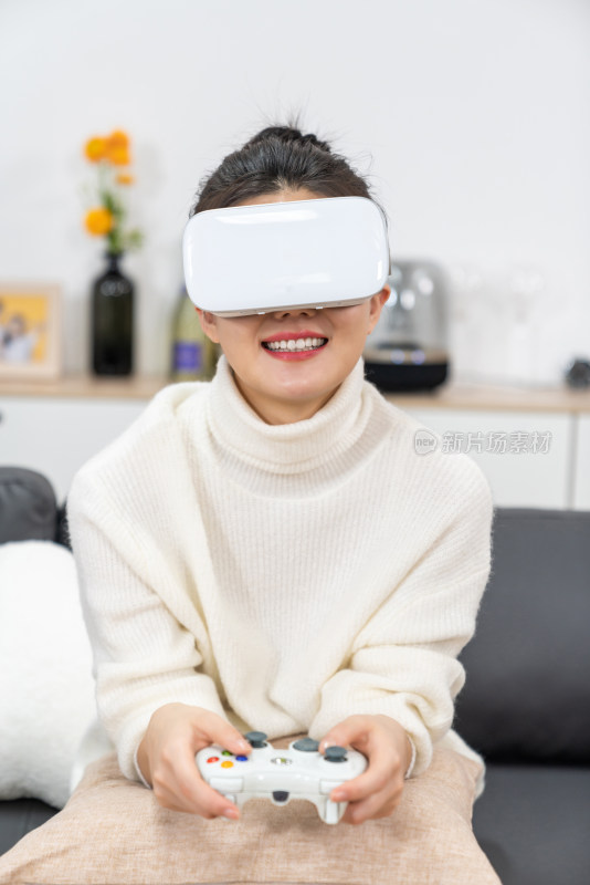年轻女子在家玩VR游戏