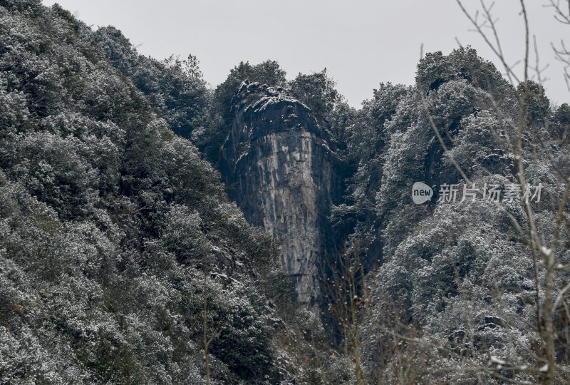 重庆酉阳：绵延青山披白纱