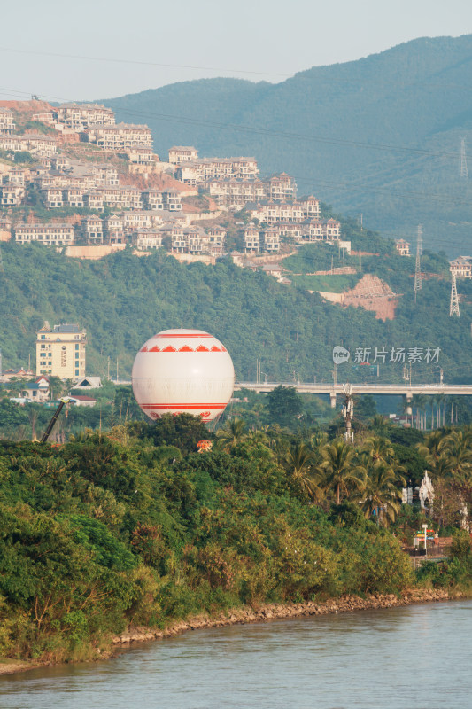 山水间带建筑的大型红白热气球景观