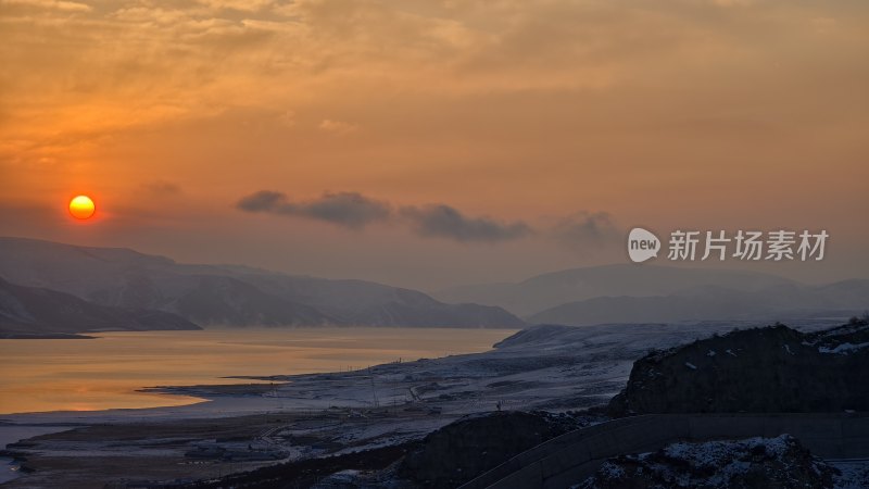 夕阳下的山川湖泊壮丽景观