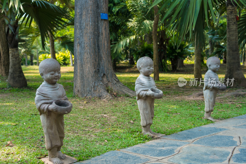 中科植物园里的小和尚雕像