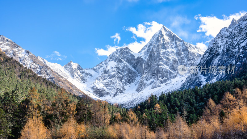 四川阿坝理县毕棚沟的雪山雪景