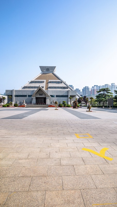 上海龙华烈士纪念馆广场前的现代风格建筑