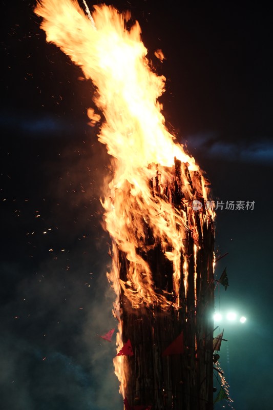 云南大理火把节夜晚熊熊燃烧的篝火