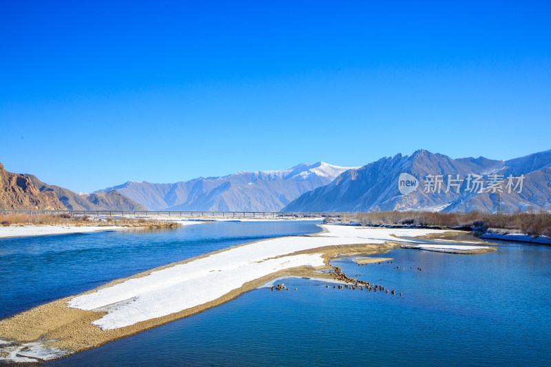 中国西藏冬季拉萨河雪景及拉萨河大桥