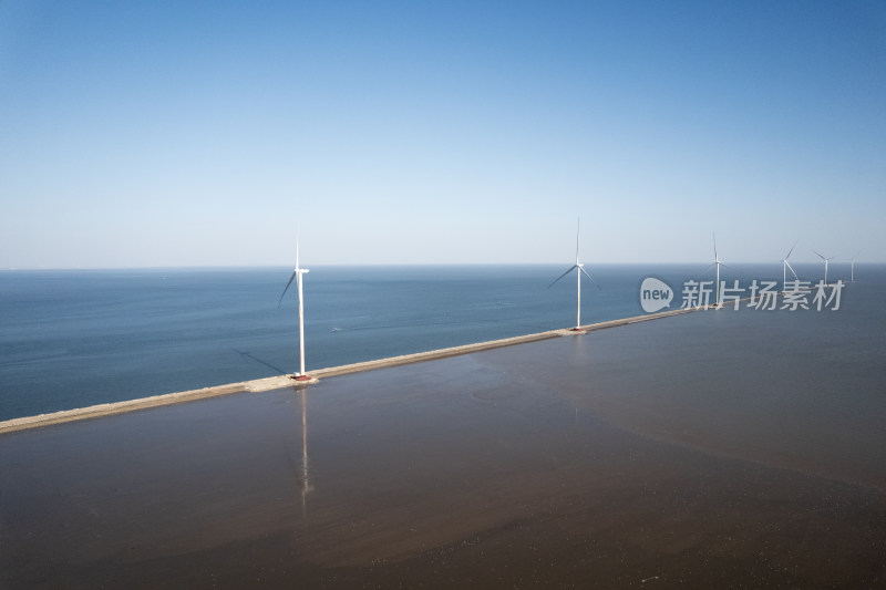 海边的风力发电机组远景航拍