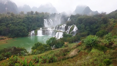 南宁山间瀑布自然风景