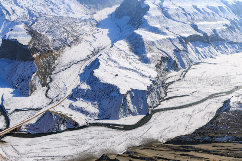 航拍新疆冬季安集海大峡谷雪景雪山山脉河流