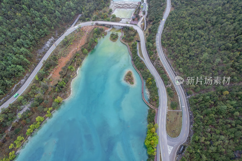 云南丽江玉龙雪山蓝月谷云雾缭绕高空航拍