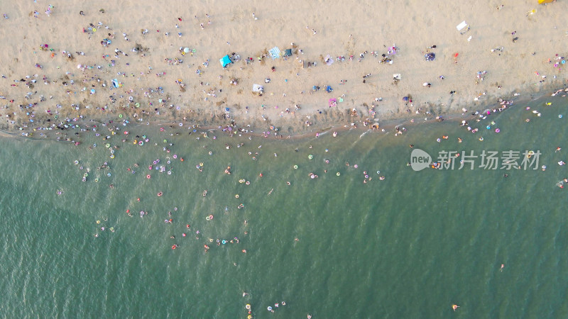 航拍夏季海滨浴场沙滩游玩人群