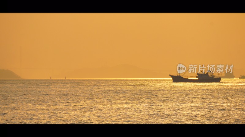 港口黄昏海面与船只景观