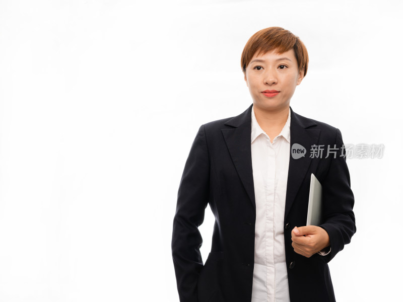 白色背景前着职业装拿平板电脑的中国女性