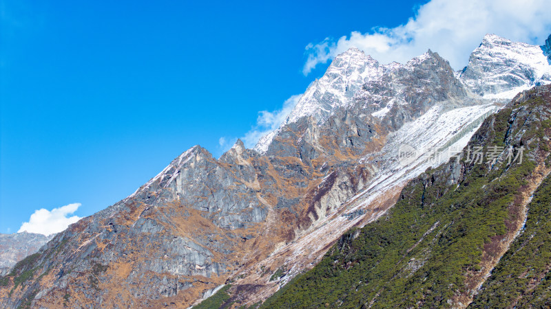 四川阿坝理县毕棚沟的雪山雪景