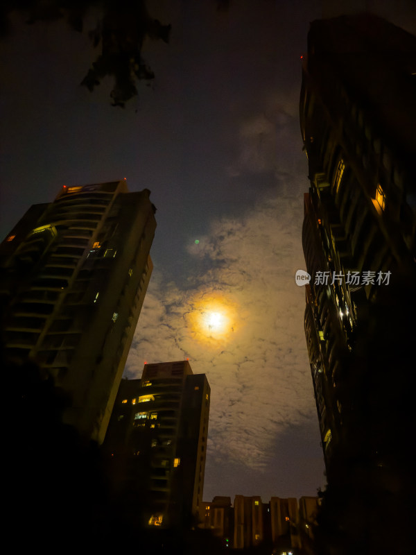 夜间夜空月亮照明建筑物的低角度视图