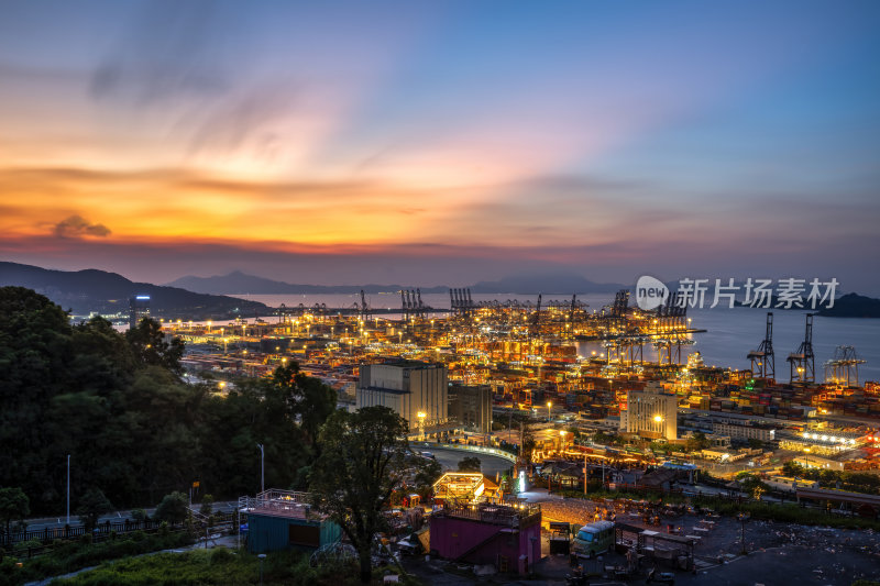 深圳盐田港繁忙港口货物集装箱日出夜景蓝调