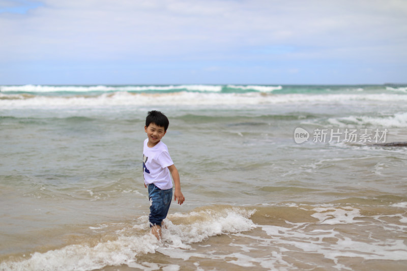 澳大利亚大洋路海边玩耍的中国小男孩