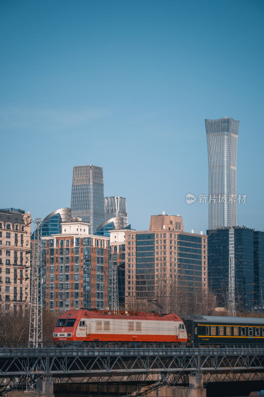 火车行驶在北京CBD背景中国尊