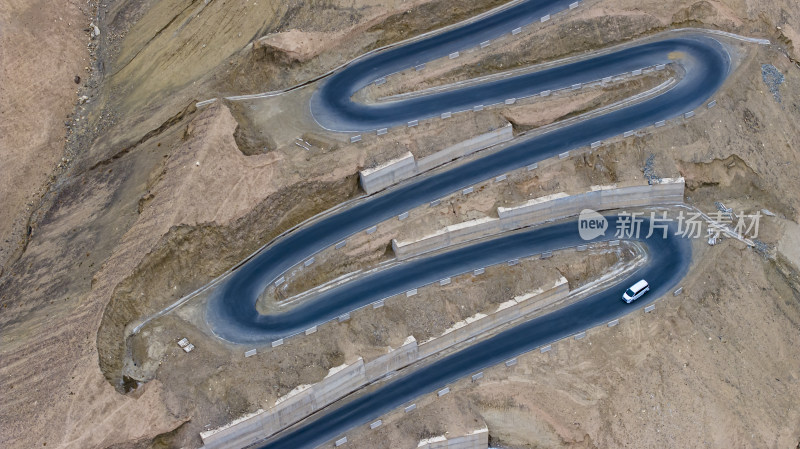 汽车行驶在蜿蜒的山路上新疆盘龙古道