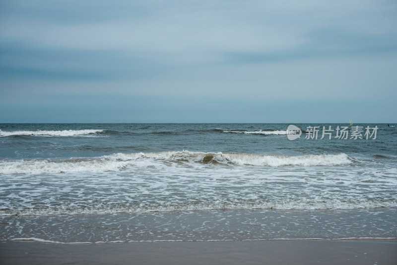 海边的海浪翻涌景象