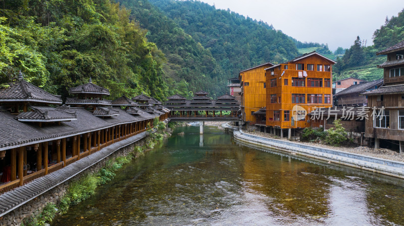 山间村落鸟瞰图，绿意盎然的自然景观