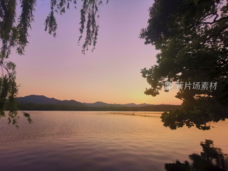 西湖的金色夕阳美景