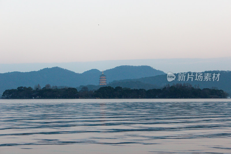 湖光山色中的宝塔远景