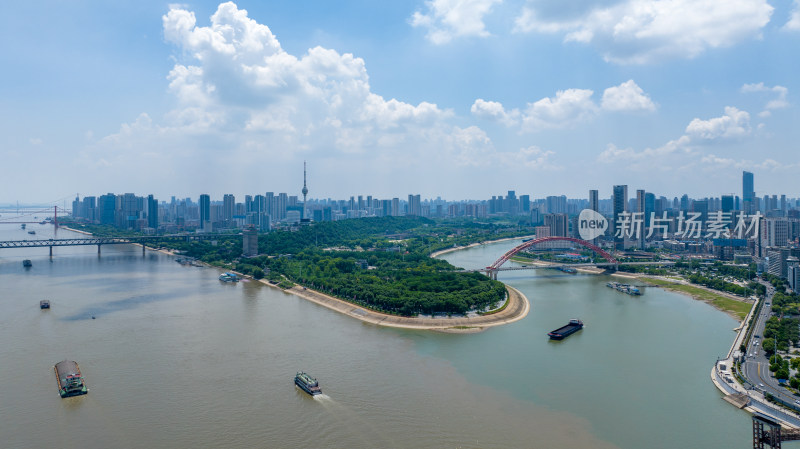 武汉龟山脚下汉江与长江交汇城市风景