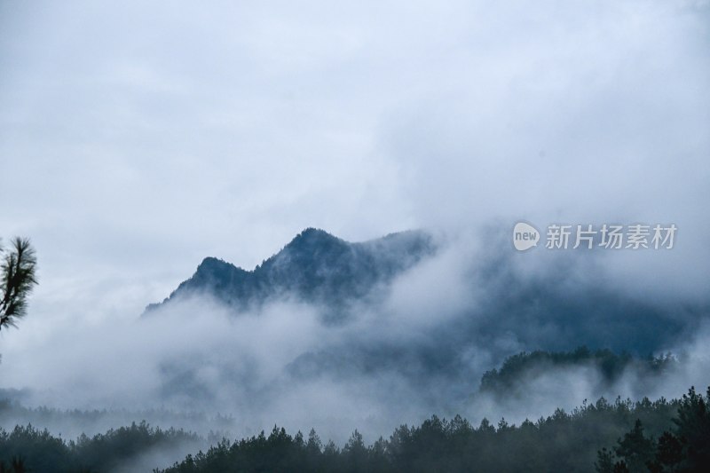 重庆酉阳：雾锁山峦神仙境