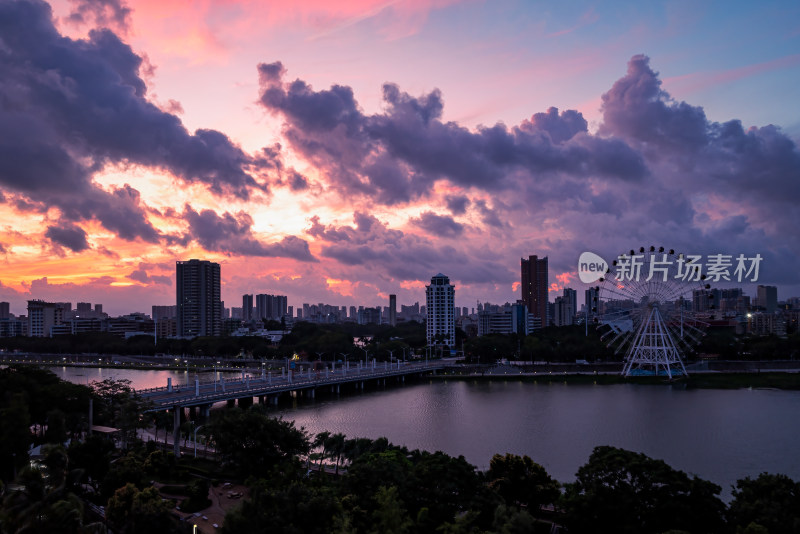 有摩天轮和高楼的城市河流景观