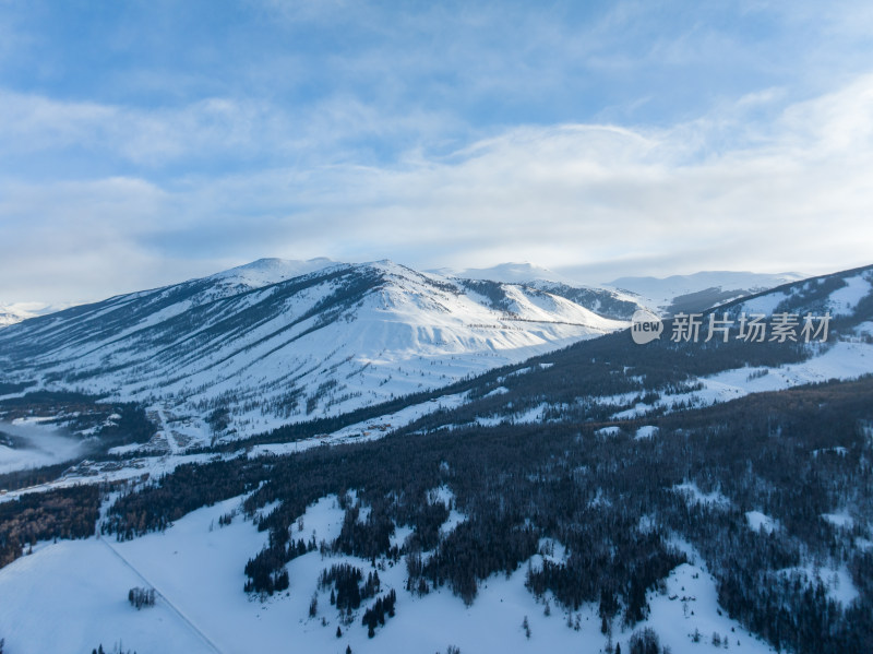 新疆阿勒泰喀纳斯雪景神仙湾晨雾雪山森林