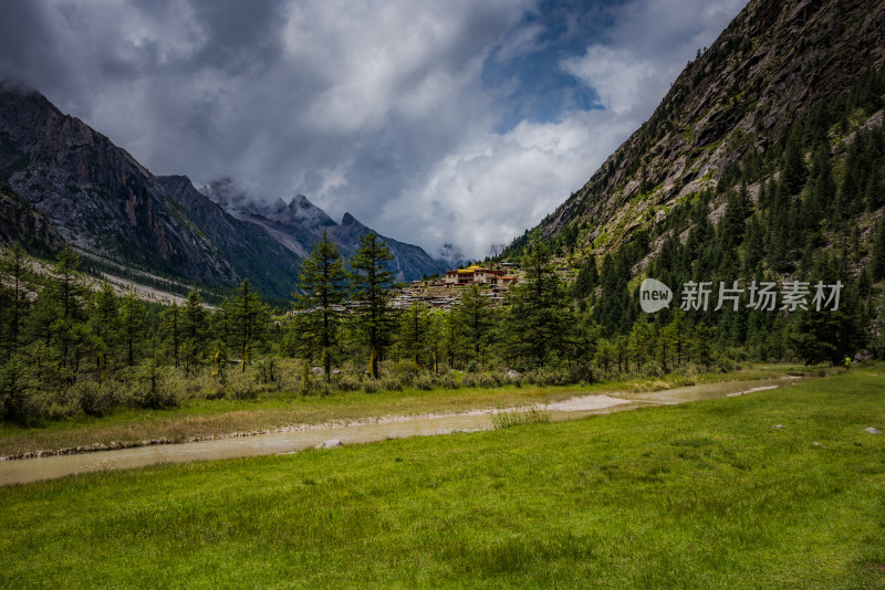 青翠山谷风景