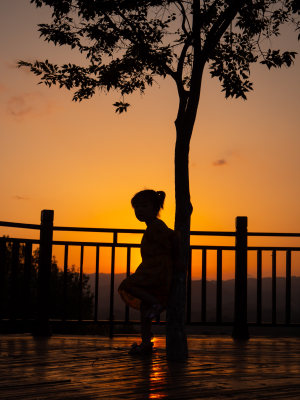 夕阳黄昏晚霞小朋友儿童小女孩剪影树旁