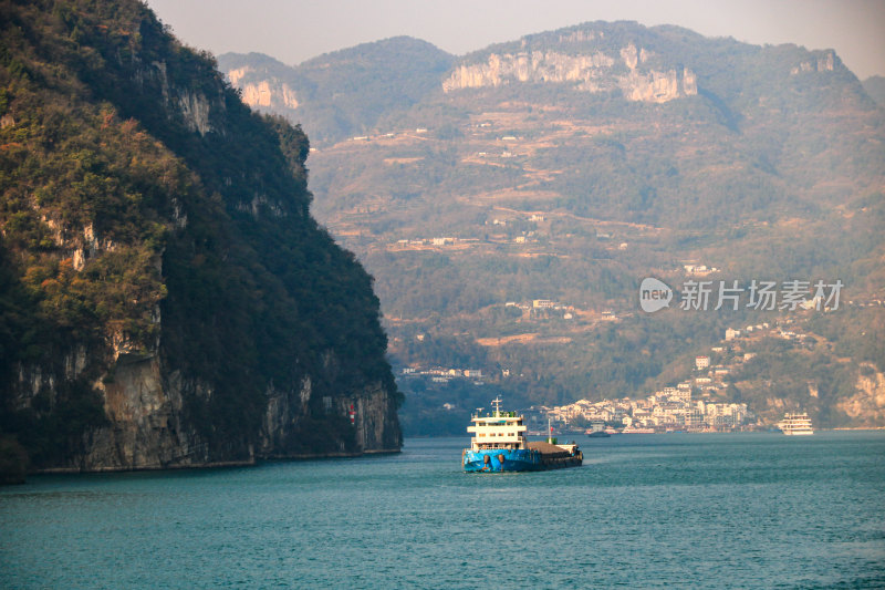 行驶在长江三峡西陵峡江面上的货轮