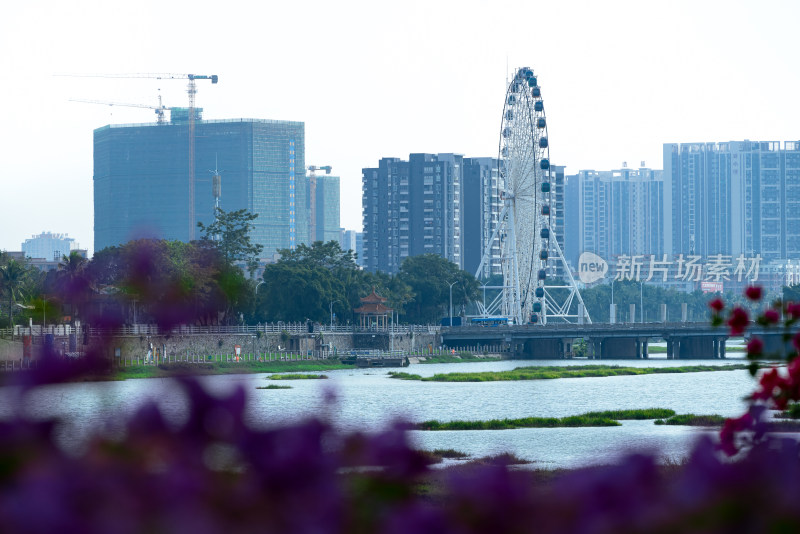 有摩天轮和高楼的城市河流景观