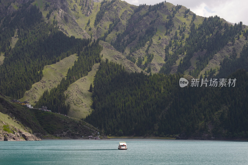 旅游背景天池行驶的游船风景