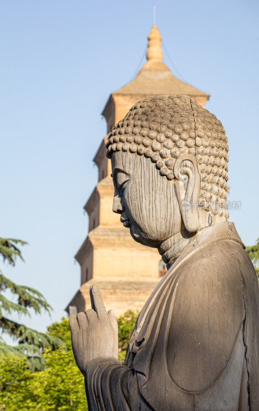 西安大雁塔大慈恩寺遗址公园释迦牟尼像景观