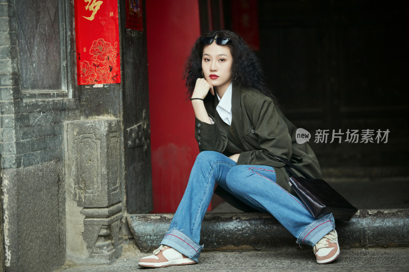 老旧城区里穿着复古港风的美丽清纯少女