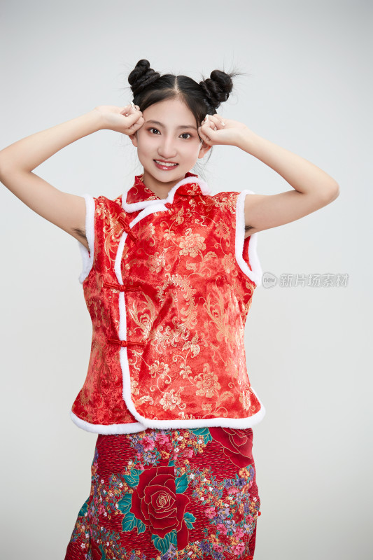 白色背景下身穿喜庆传统服饰的亚洲可爱少女