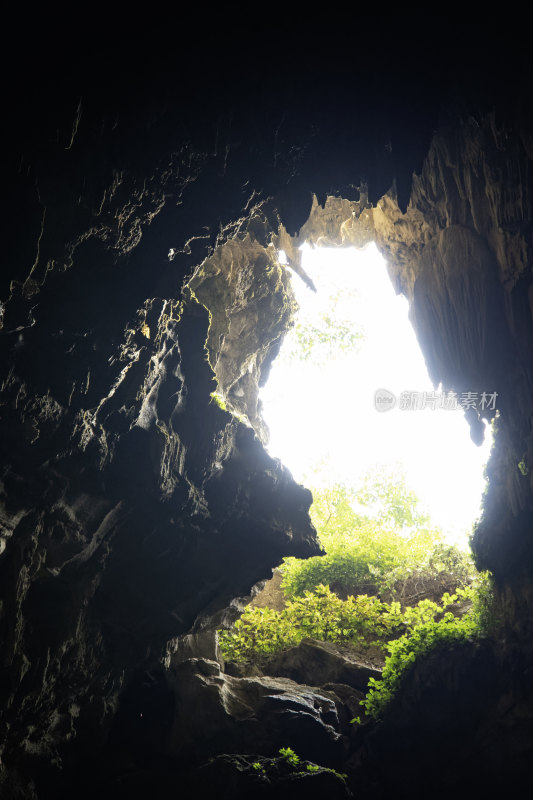 广西喀斯特地貌洞穴-桂林平乐朝天岩