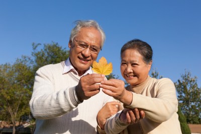 老年夫妻在院子里休息