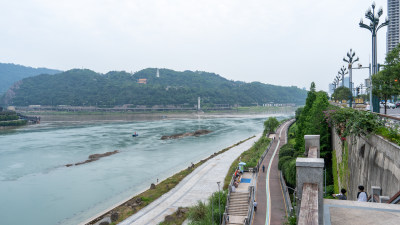 四川宜宾市三江路的江滩步道