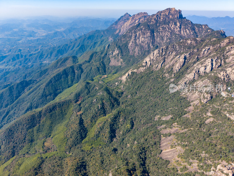 险峻陡峭山峰航拍图